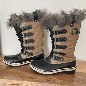 Sorel Women’s Tofino Cate Black and Tan Quilted Fur Boots Sz 6